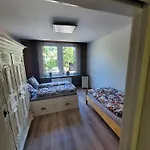 Zwei Im Stadt Altbau Mit Balkon 아파트 라어