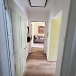 Zwei Im Stadt Altbau Mit Balkon 아파트 라어