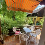 Zwei Im Stadt Altbau Mit Balkon 라어