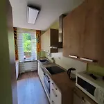 Zwei Im Stadt Altbau Mit Balkon 아파트