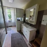 Zwei Im Stadt Altbau Mit Balkon 라어
