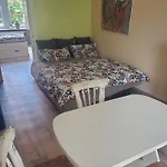 Zwei Im Stadt Altbau Mit Balkon 라어